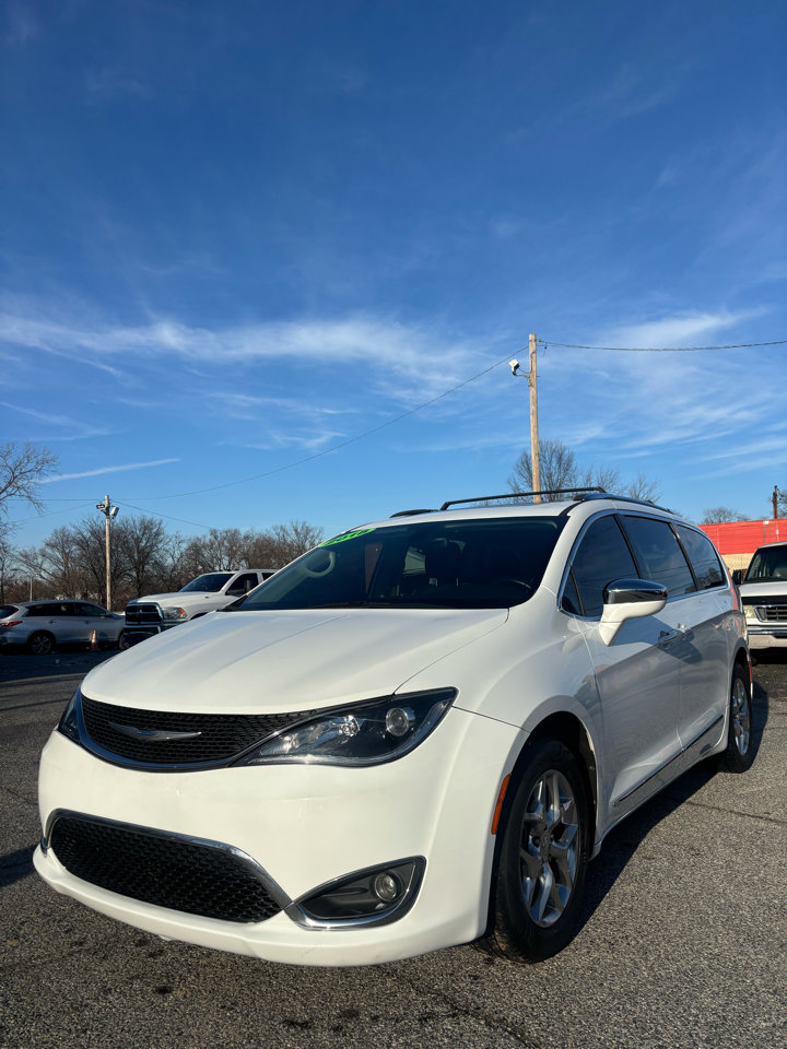 Used 2018 Chrysler Pacifica Limited image 2