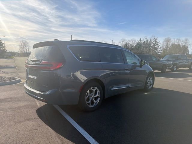 Used 2023 Chrysler Pacifica Limited image 5