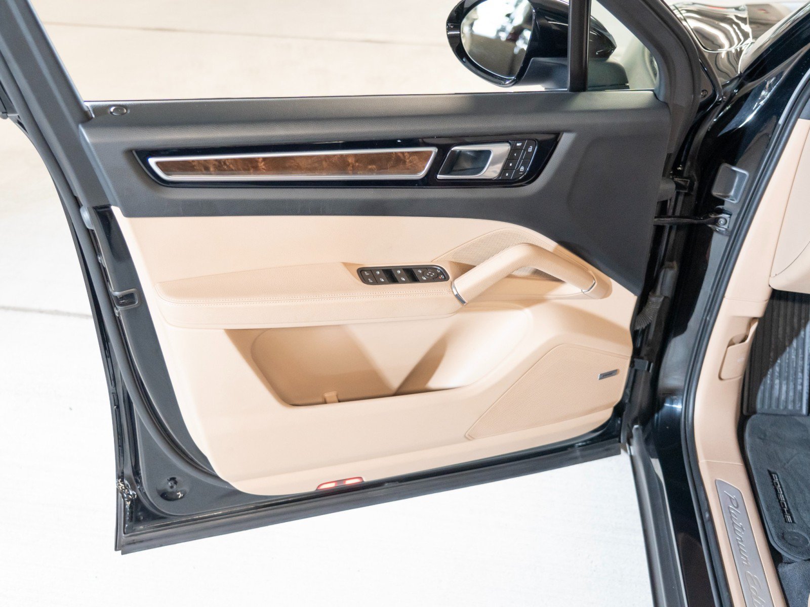Certified 2023 Porsche Cayenne Platinum Edition AWD/4WD image 16