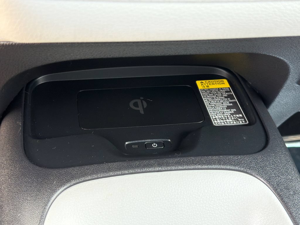 Used 2025 Toyota Corolla SE w/ SE Premium Package FWD image 31