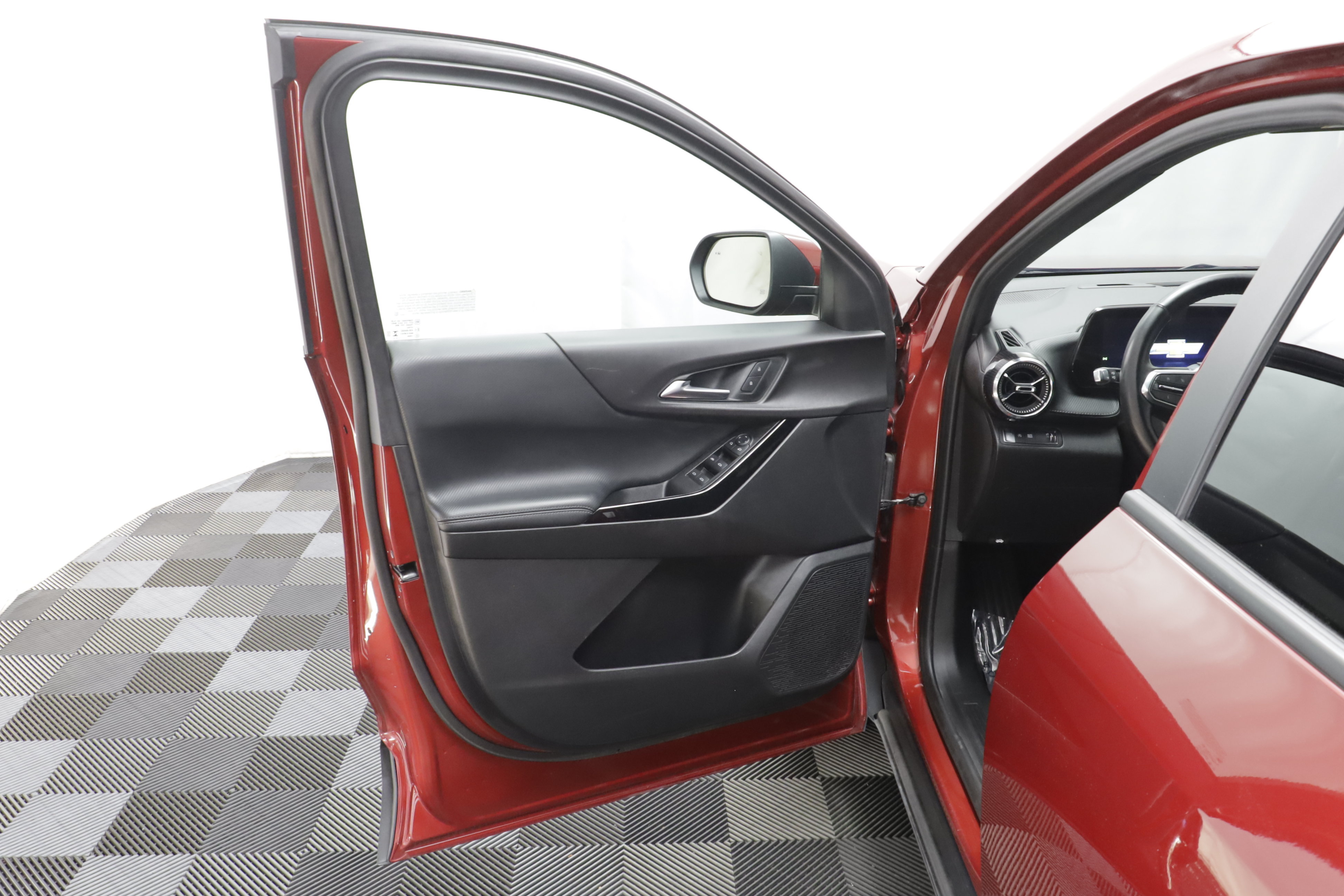 Used 2025 Chevrolet Equinox LT w/ LPO, Floor Liner Package FWD image 5