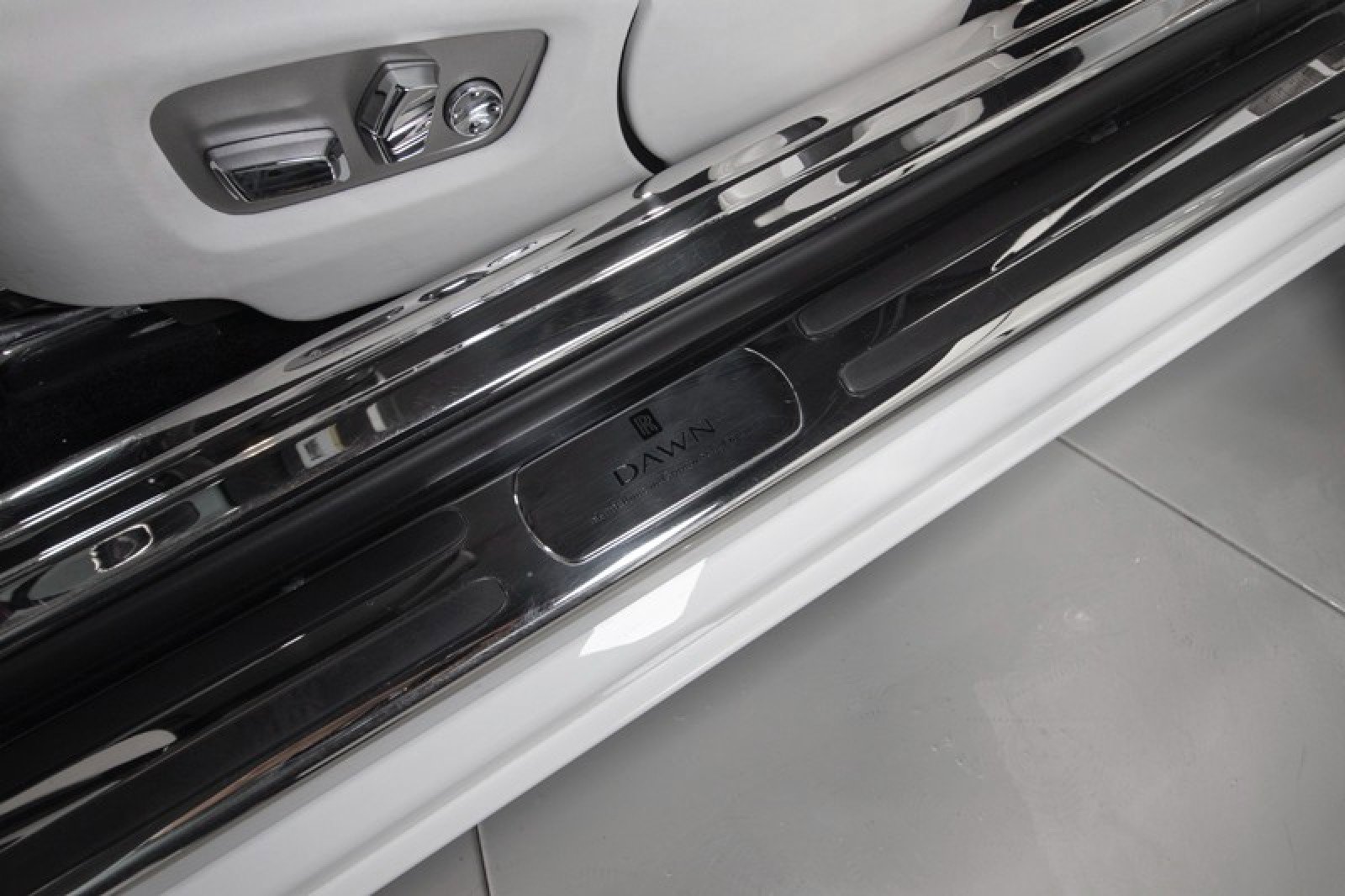 Used 2017 Rolls-Royce Dawn image 40