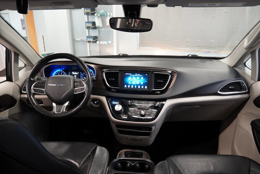 Used 2019 Chrysler Pacifica Touring-L image 18