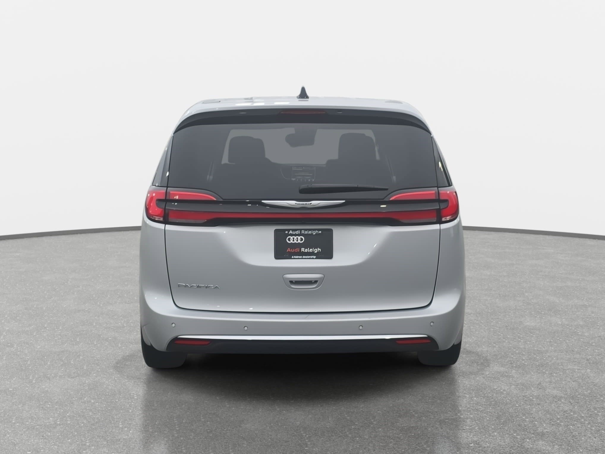 Used 2024 Chrysler Pacifica Touring-L image 6
