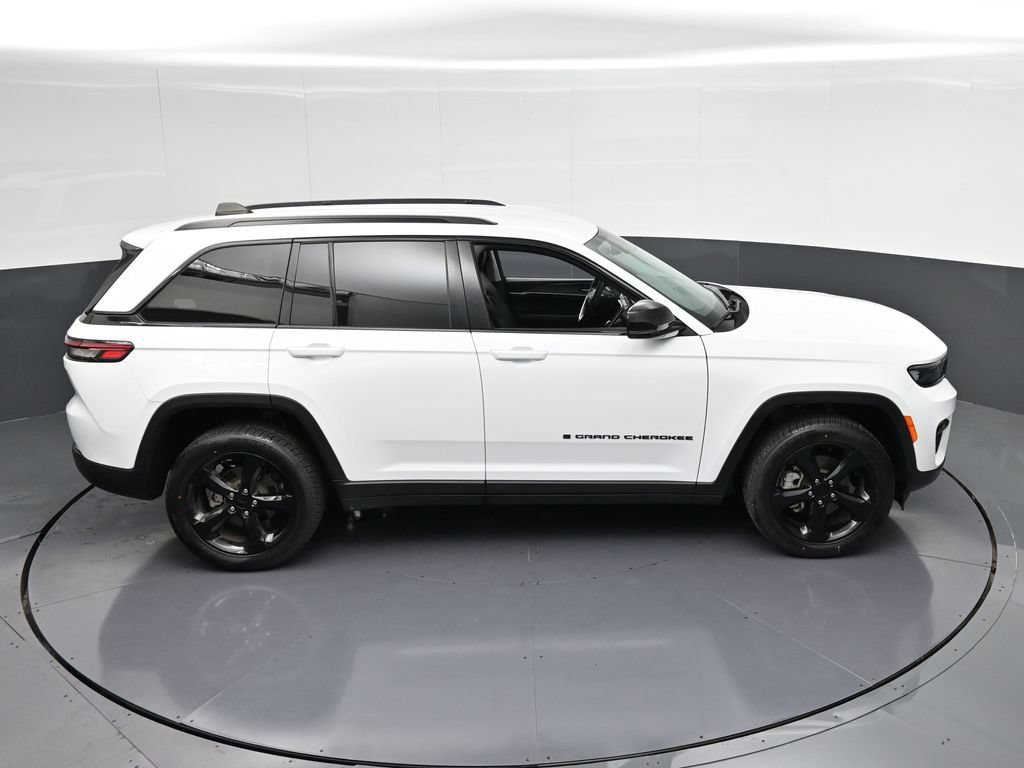 Used 2024 Jeep Grand Cherokee Limited w/ Black Appearance Package AWD/4WD image 24