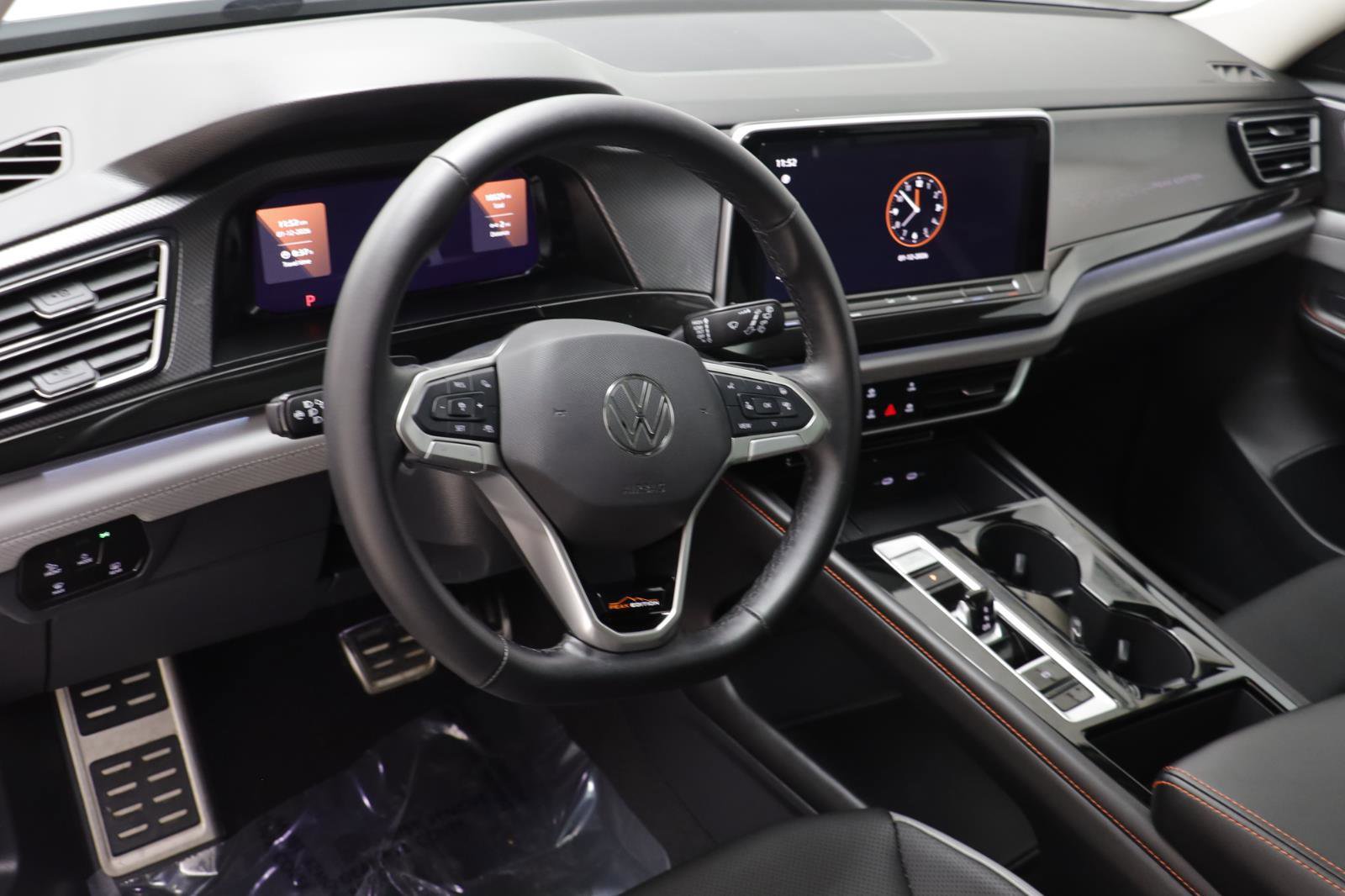 Used 2025 Volkswagen Atlas Peak Edition SE image 6