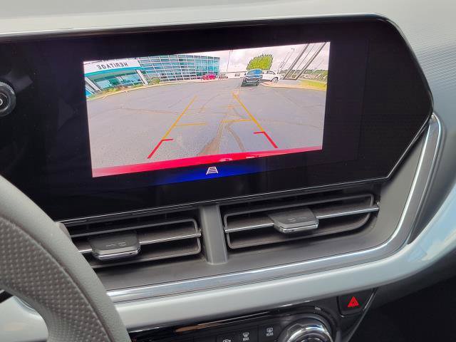 Used 2025 Chevrolet Trax LT FWD image 19