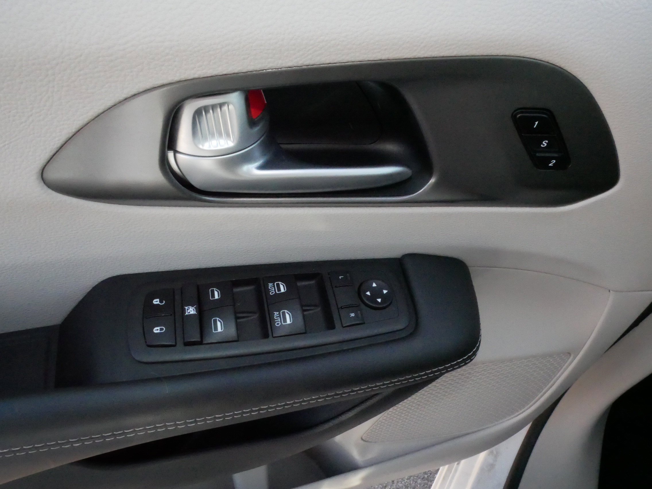 Used 2024 Chrysler Pacifica Touring-L FWD image 19