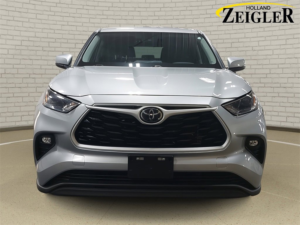 Used 2024 Toyota Highlander LE image 2