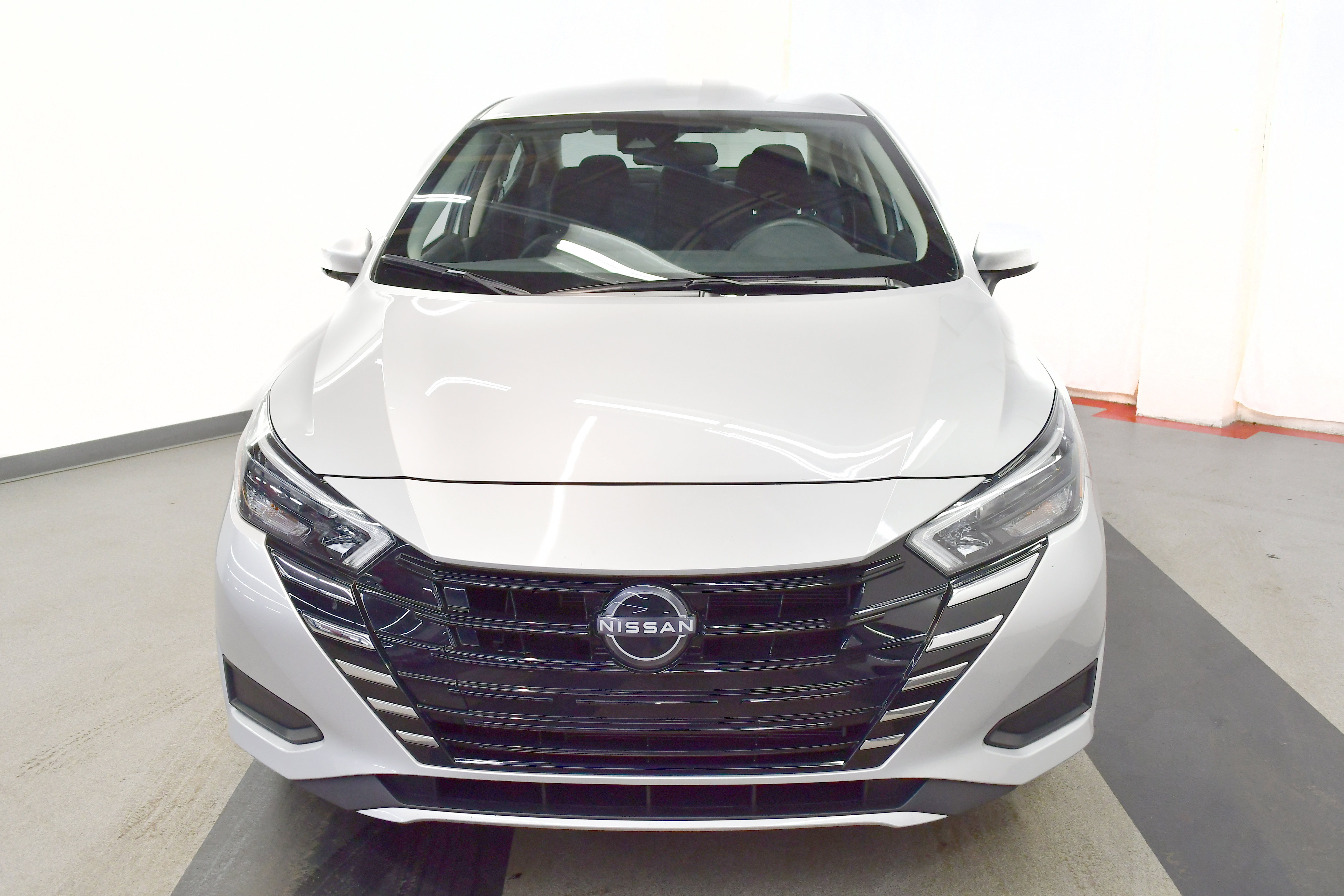 Used 2025 Nissan Versa SV image 3