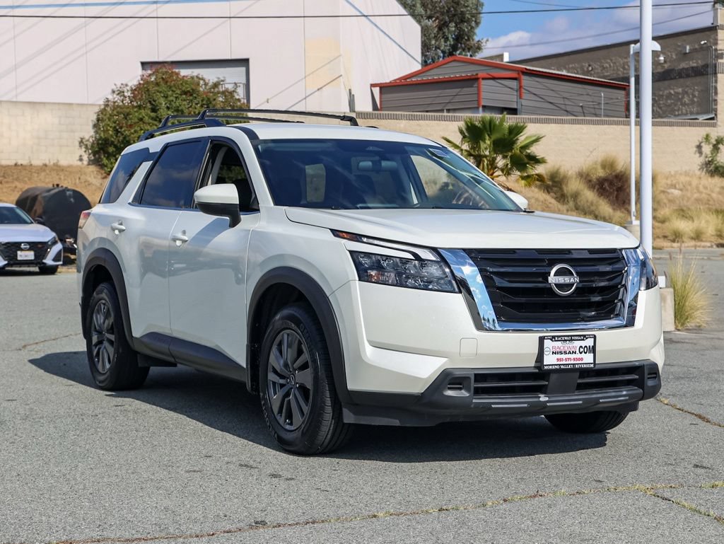 Used 2024 Nissan Pathfinder SV FWD image 2