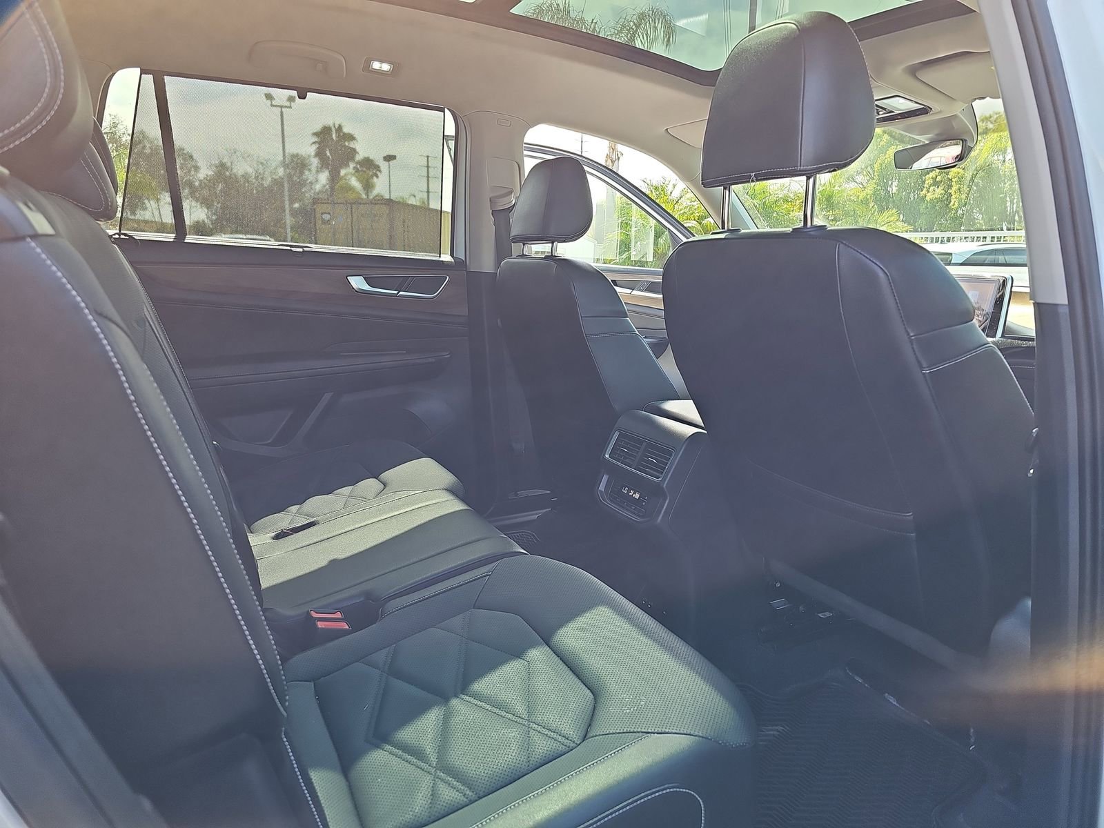 Used 2024 Volkswagen Atlas SE w/ Panoramic Sunroof Package FWD image 14