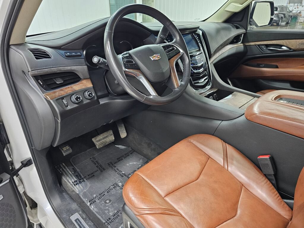 Used 2019 Cadillac Escalade Luxury AWD/4WD image 33