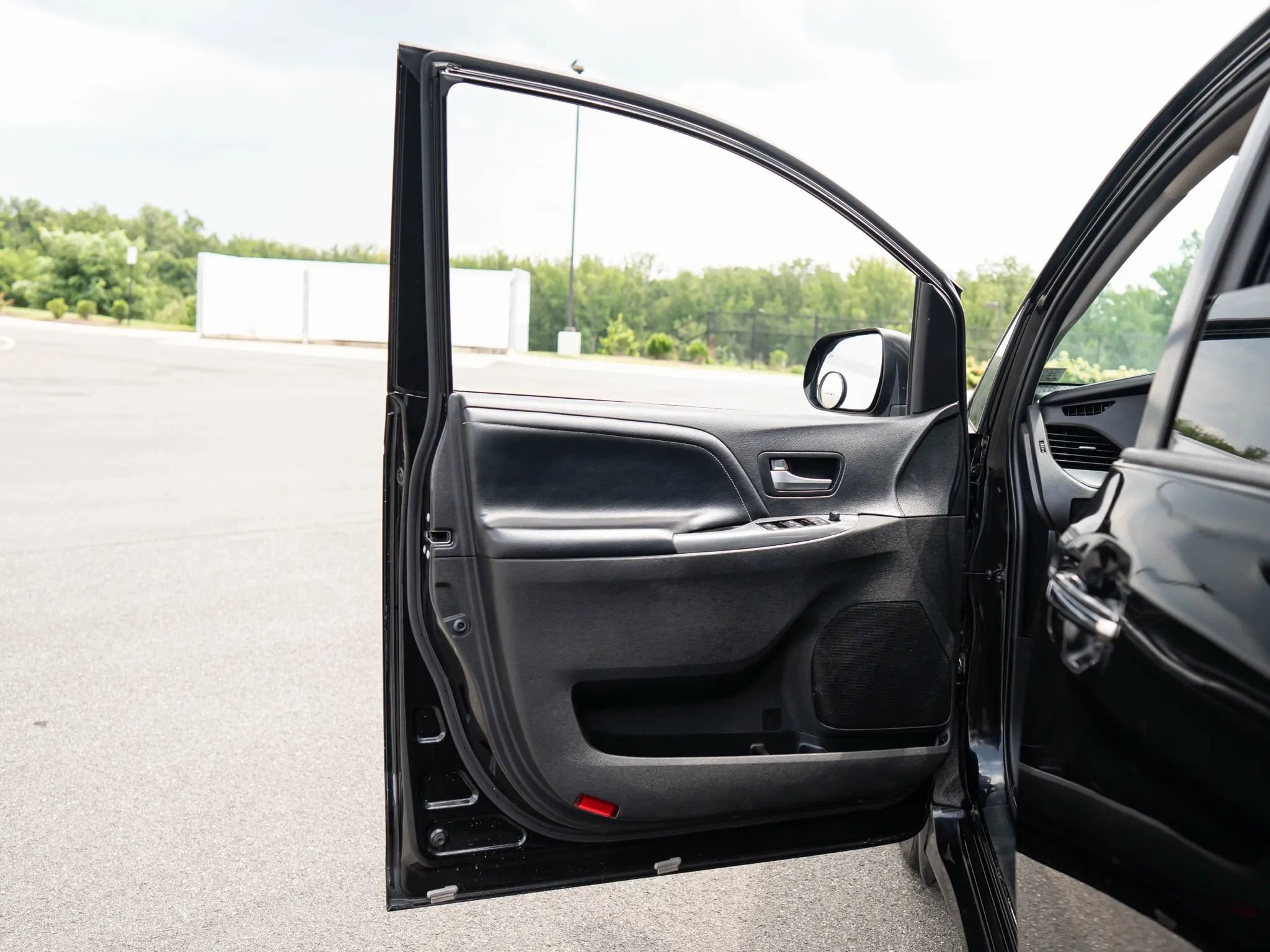 Used 2018 Toyota Sienna SE image 44