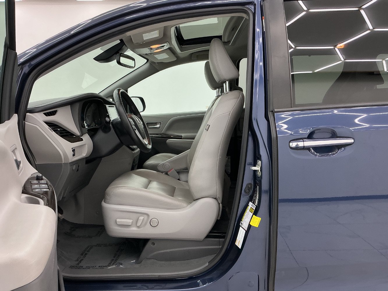 Used 2020 Toyota Sienna XLE AWD/4WD image 14