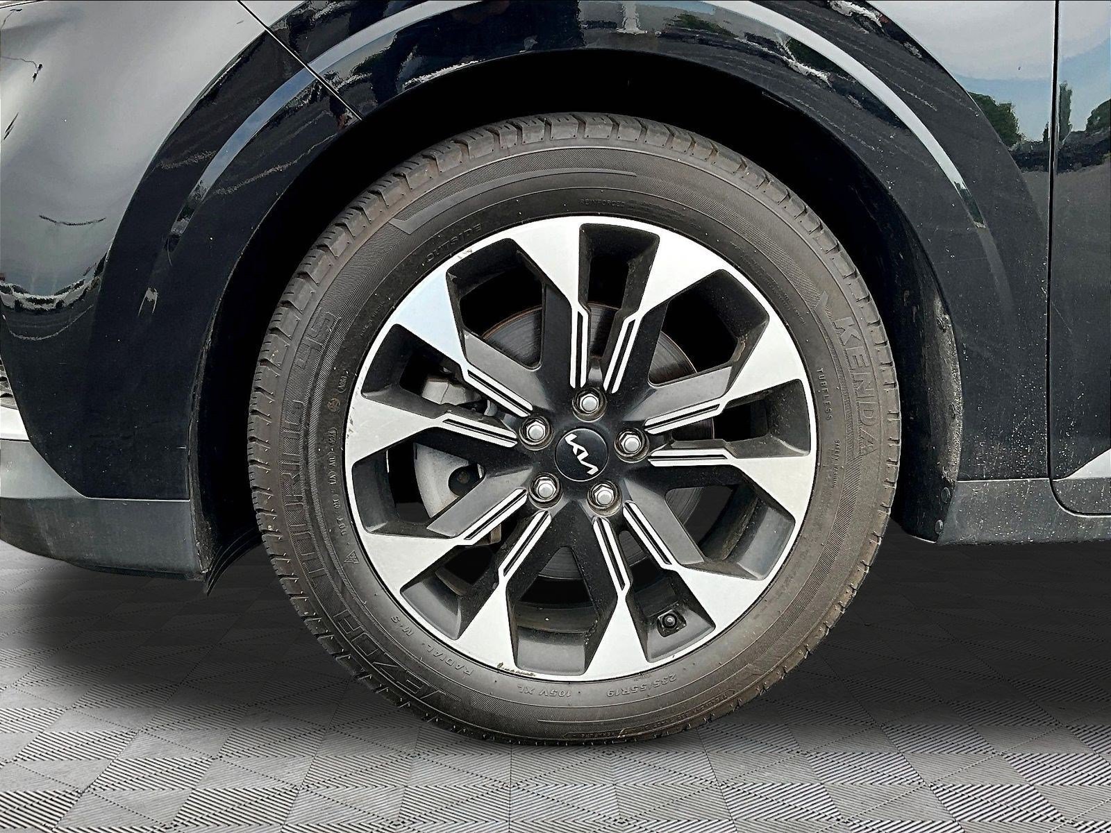 Used 2023 Kia Carnival EX FWD image 35