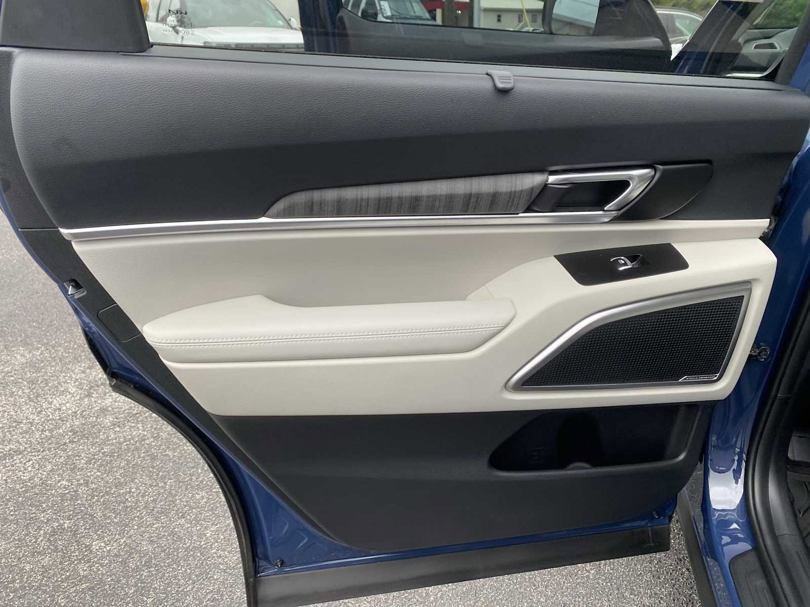 Used 2025 Kia Telluride EX w/ EX Captain's Chair Package FWD image 30