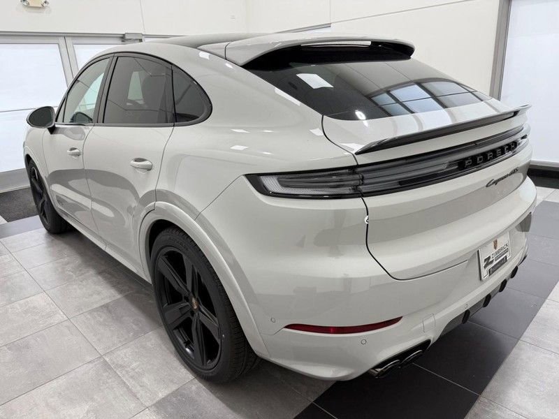 New 2026 Porsche Cayenne GTS image 3