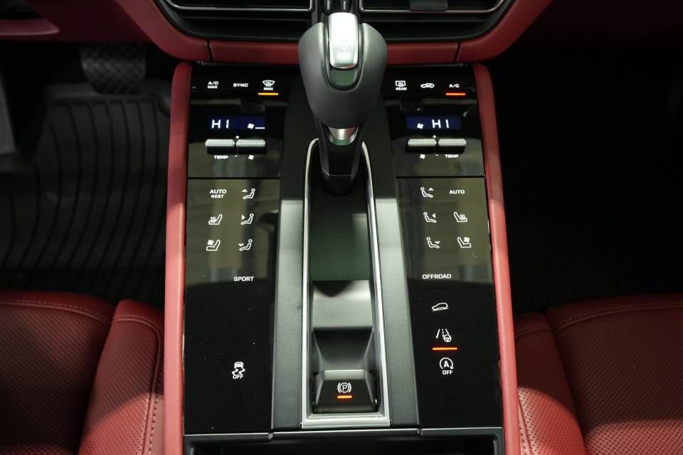 New 2026 Porsche Macan AWD/4WD image 23