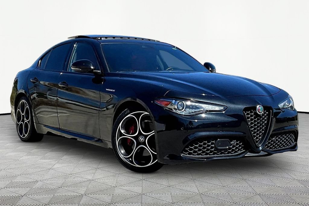 Used 2022 Alfa Romeo Giulia Veloce RWD image 1