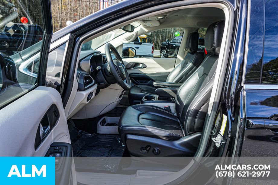 Used 2024 Chrysler Pacifica Select image 21