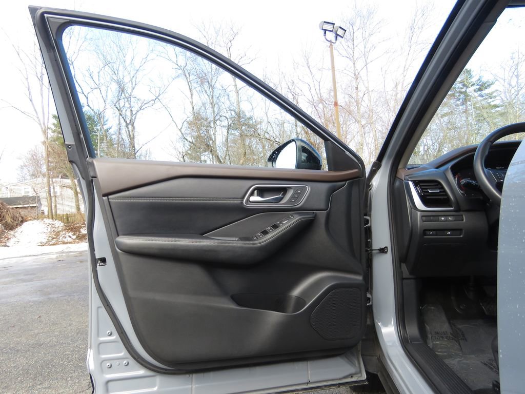 Used 2021 Nissan Rogue Platinum image 9