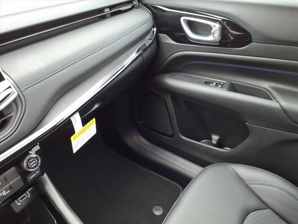 Used 2026 Jeep Compass Latitude AWD/4WD image 16
