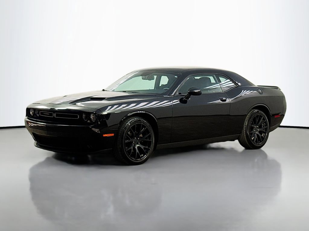Used 2017 Dodge Challenger SXT RWD image 3