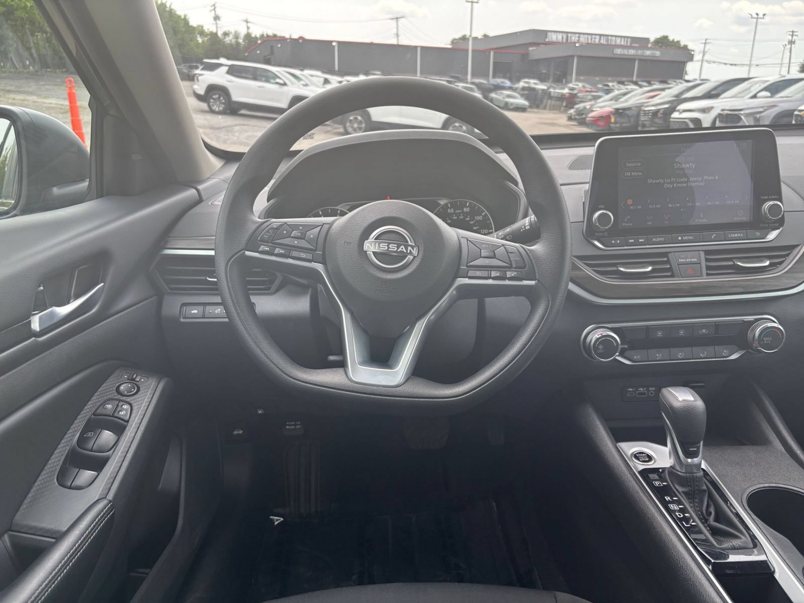 Used 2025 Nissan Altima 2.5 SV FWD image 29