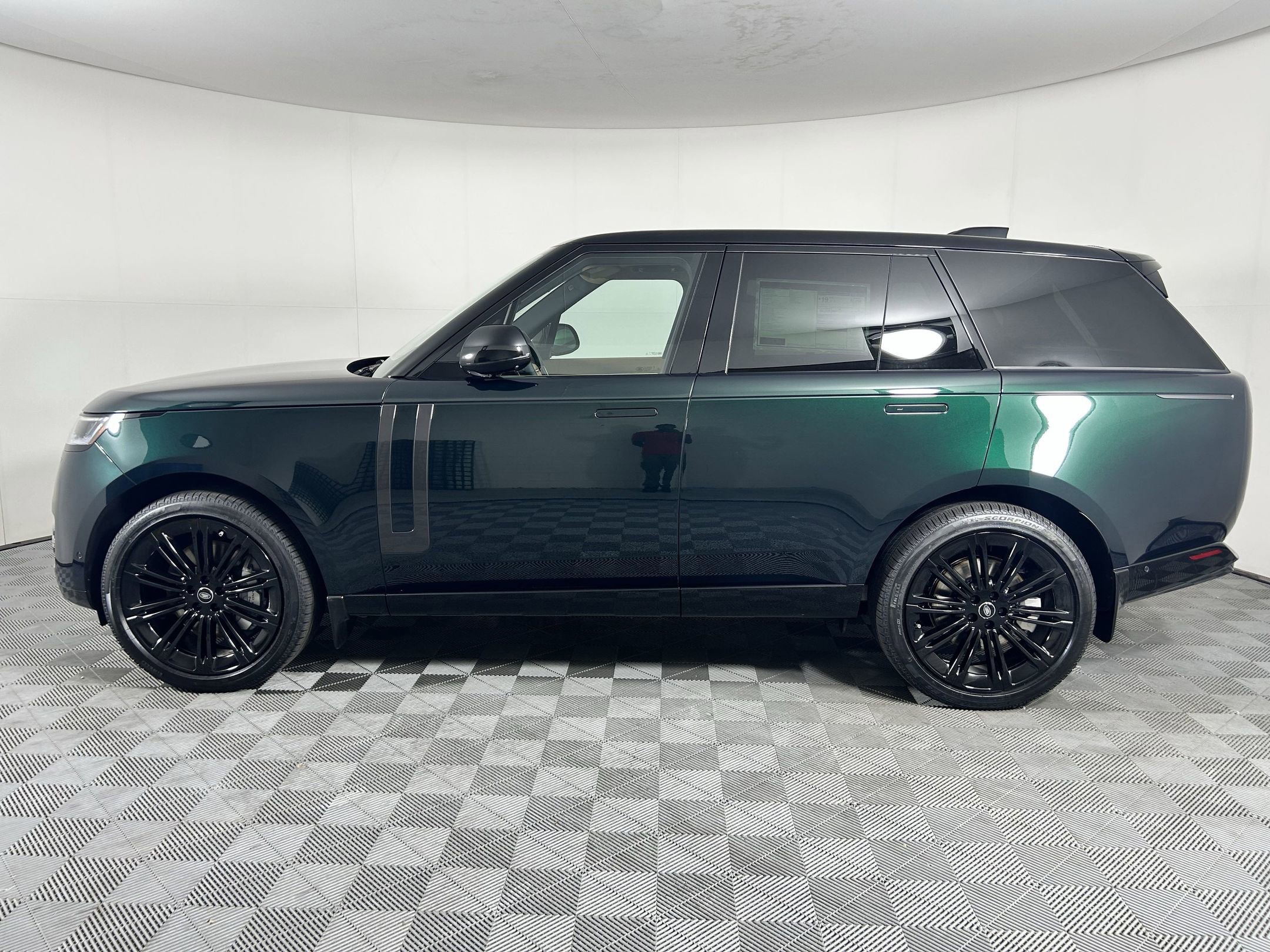 New 2025 Land Rover Range Rover SE image 2