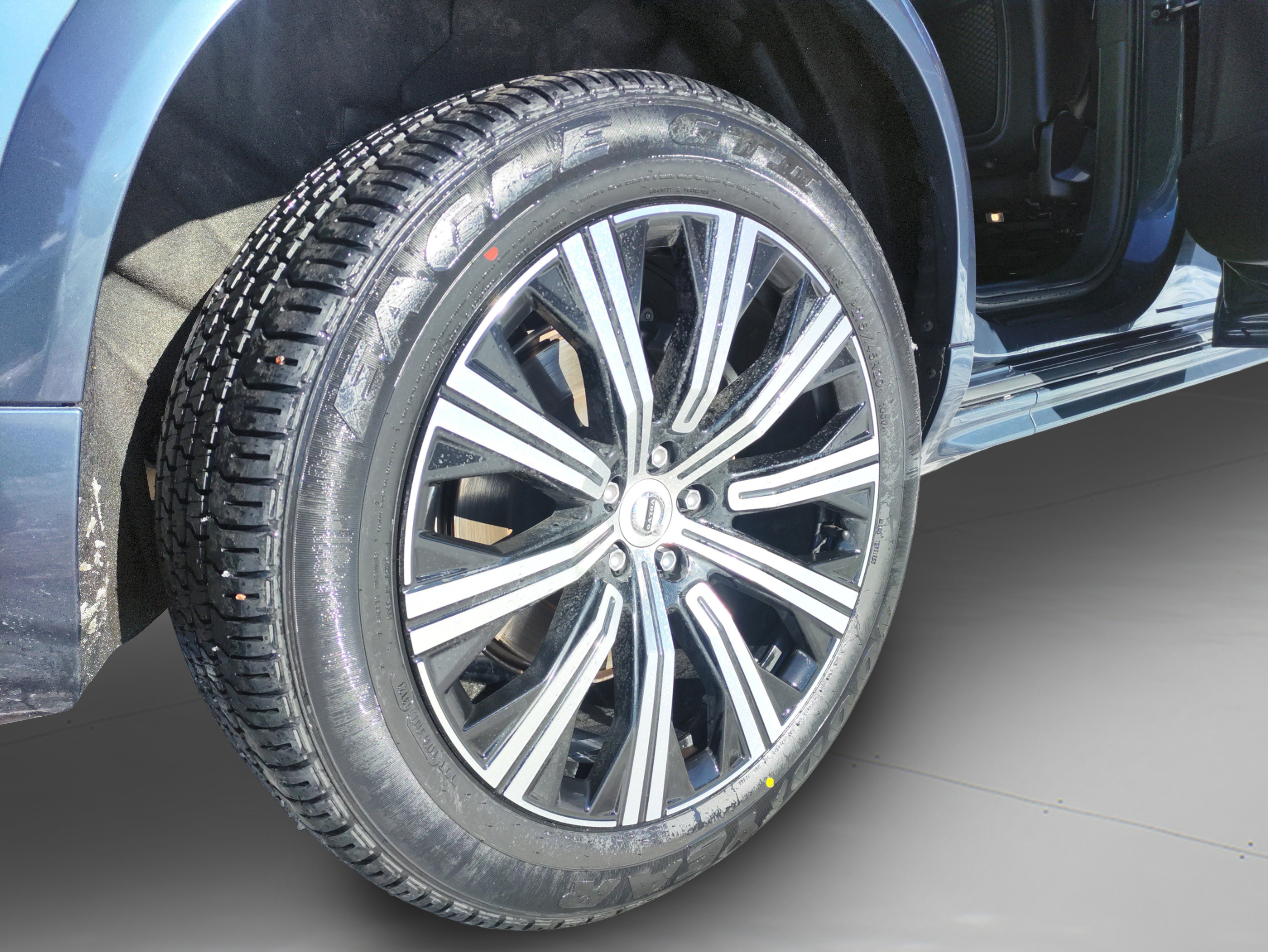 Used 2023 Volvo XC90 B5 Plus image 11