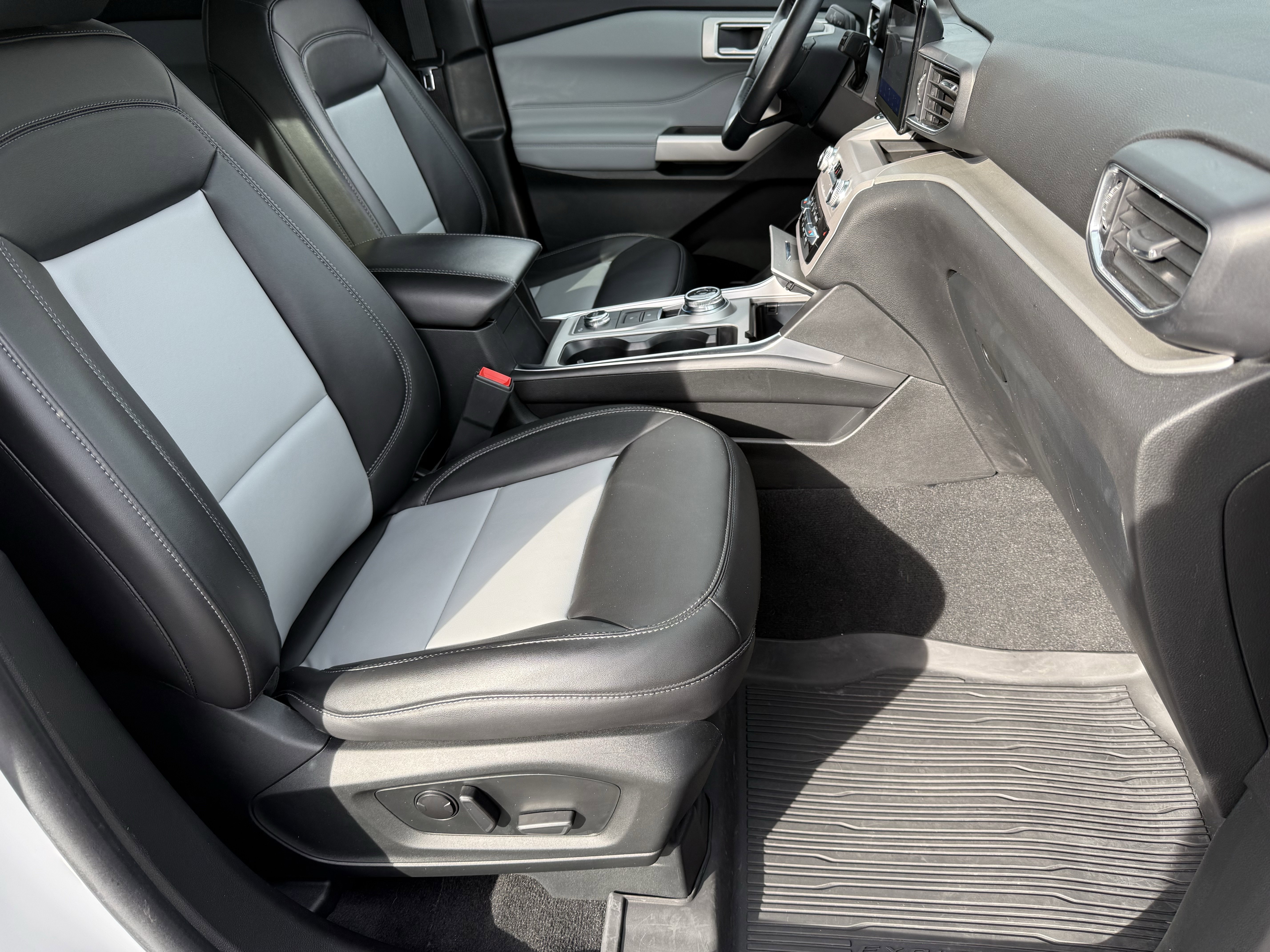 Used 2023 Ford Explorer XLT w/ Equipment Group 202A image 14