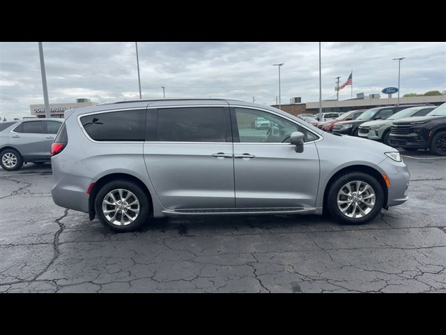 Used 2021 Chrysler Pacifica Touring-L AWD/4WD image 9