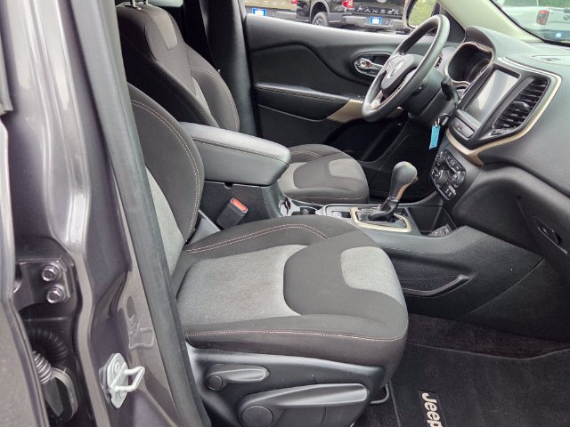 Used 2018 Jeep Cherokee Latitude FWD image 11
