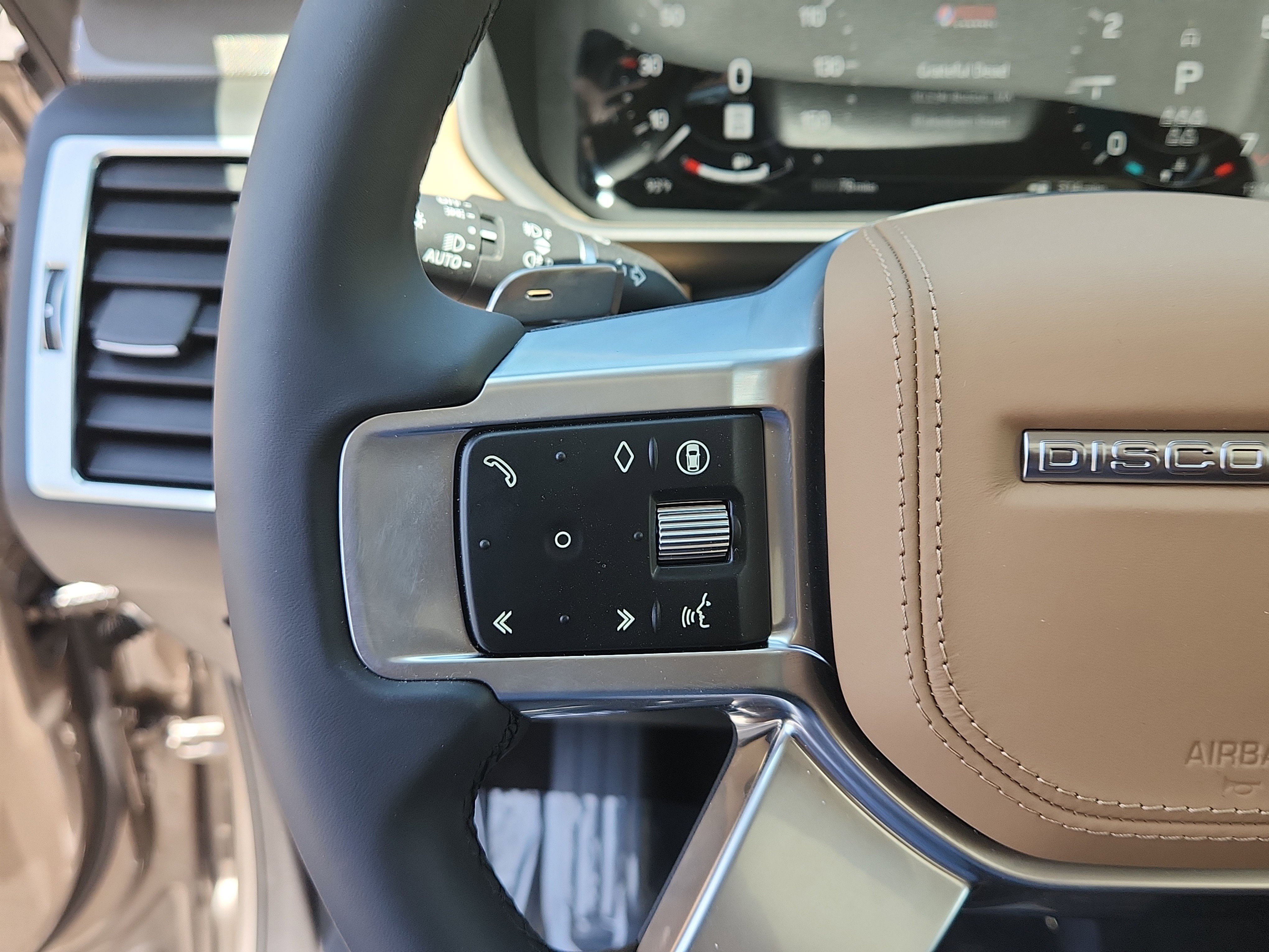 New 2025 Land Rover Discovery Metropolitan Edition image 24