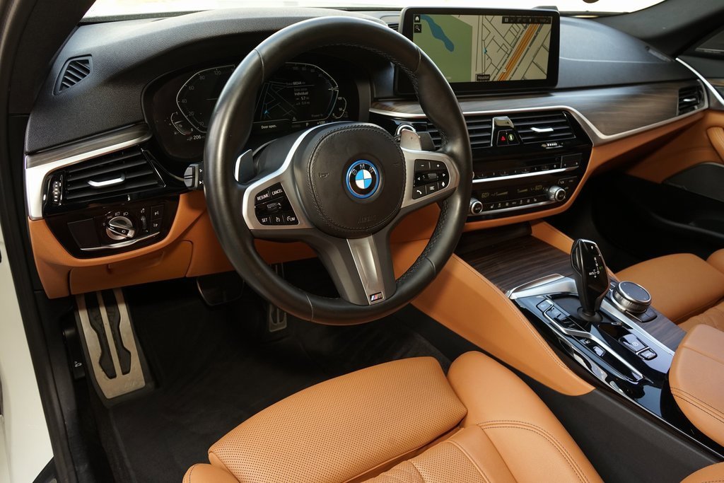 Used 2023 BMW 530e w/ M Sport Package image 2