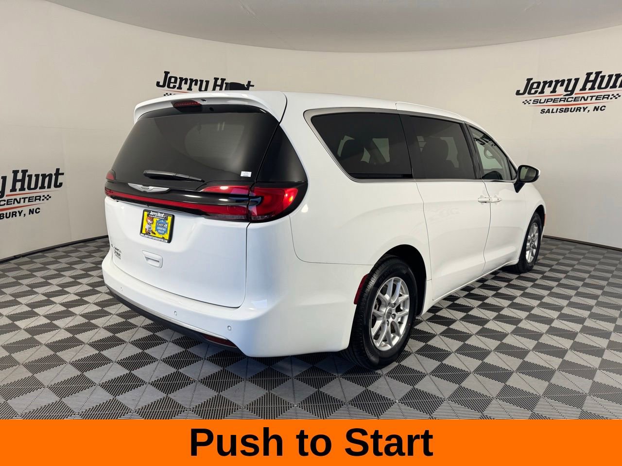 Used 2023 Chrysler Pacifica Touring-L image 9