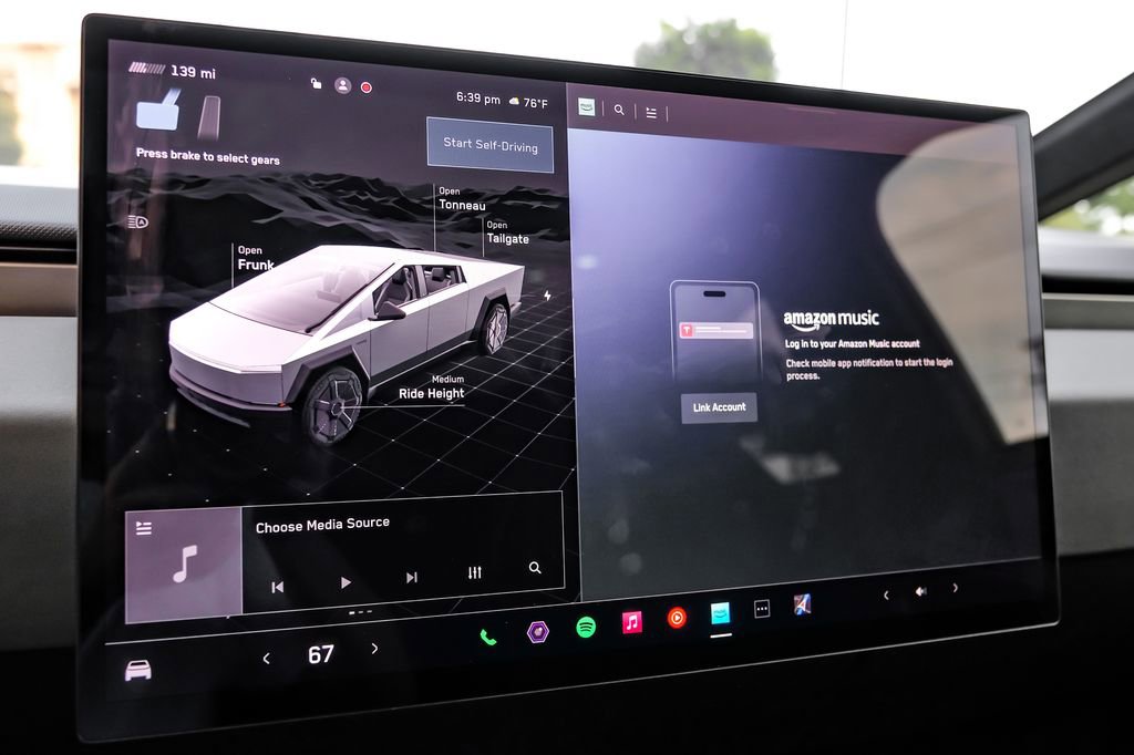 Used 2024 Tesla Cybertruck AWD Crew Cab image 33