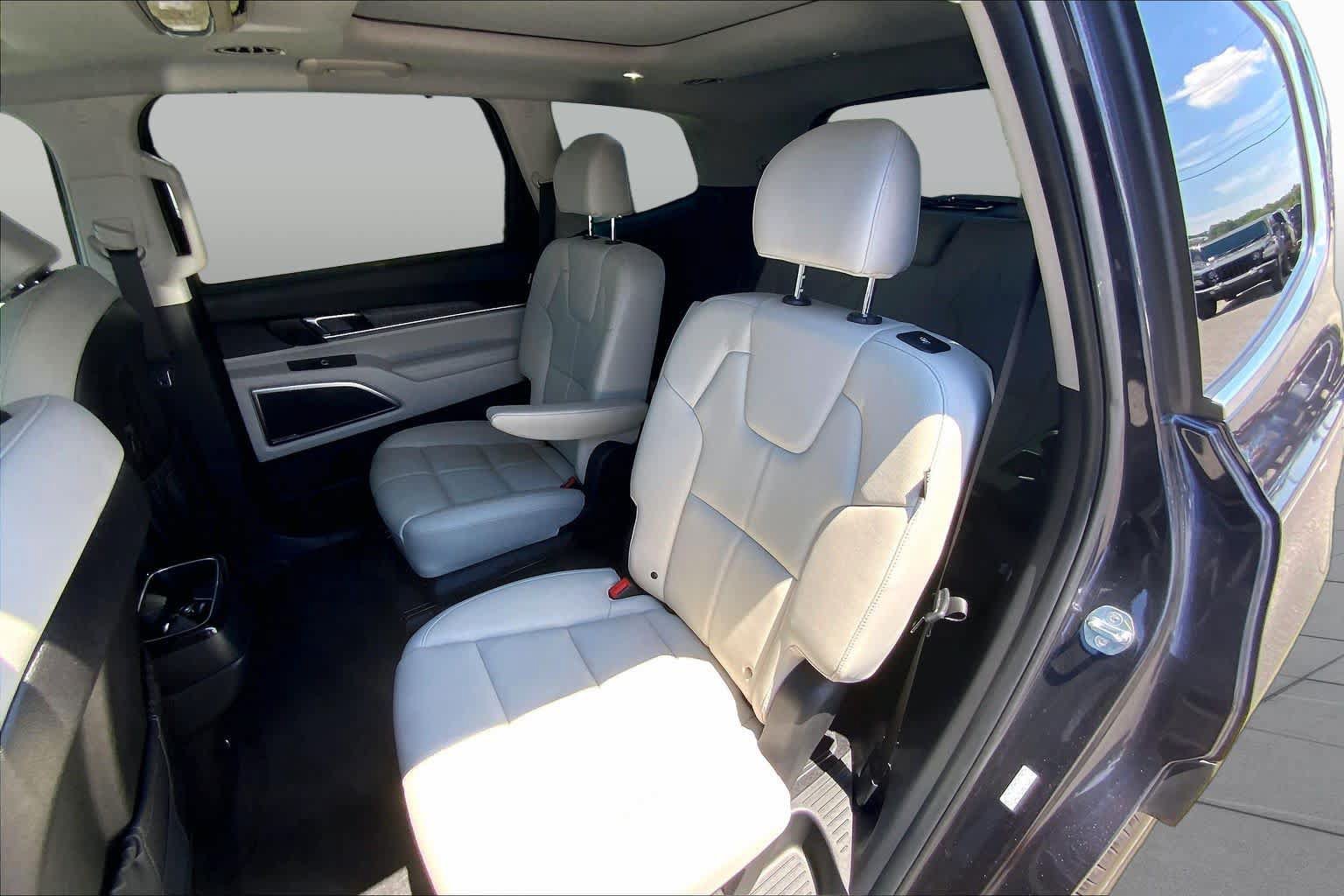 Used 2025 Kia Telluride SX w/ SX Captain's Chair Package FWD image 21