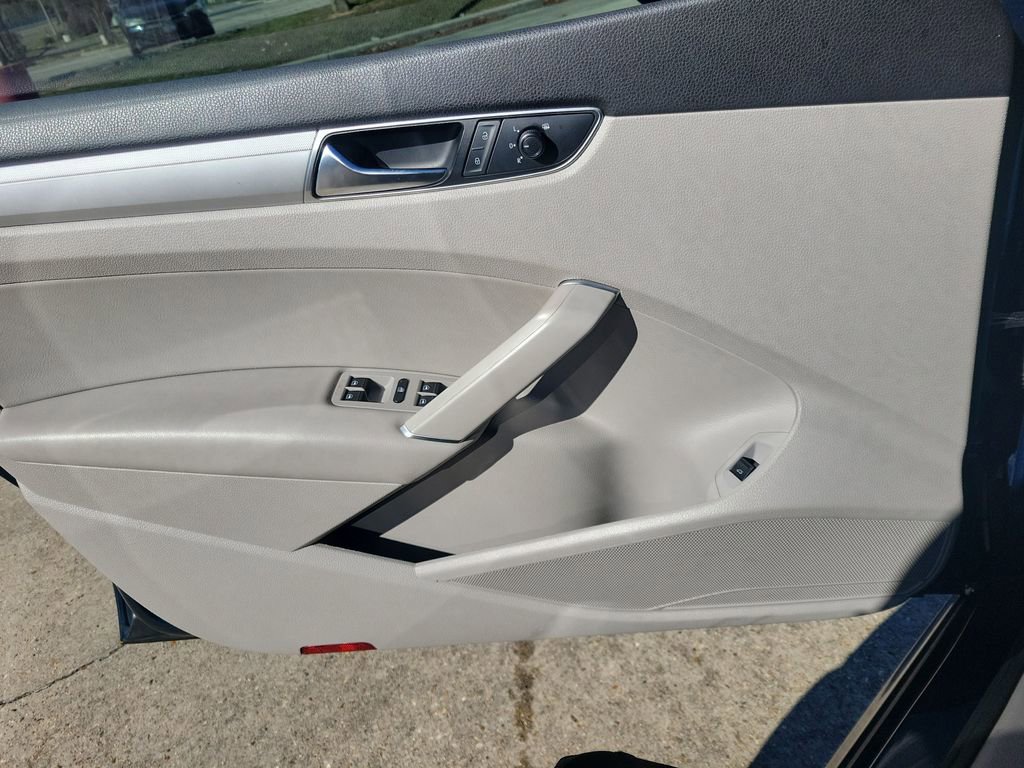 Used 2019 Volkswagen Passat 2.0T Wolfsburg w/ Wheels & Sunroof Package image 13