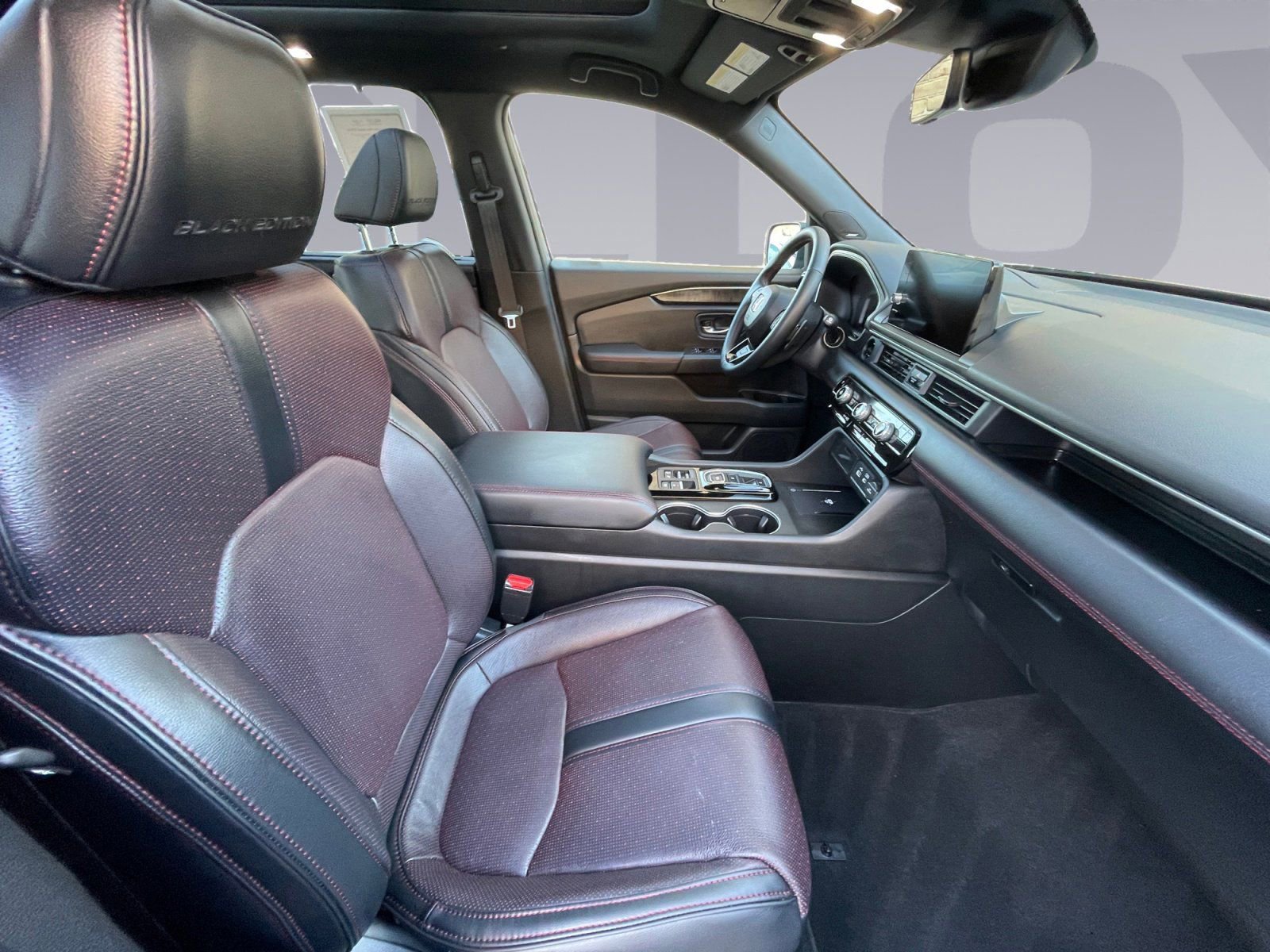 Used 2025 Honda Pilot Black Edition image 17