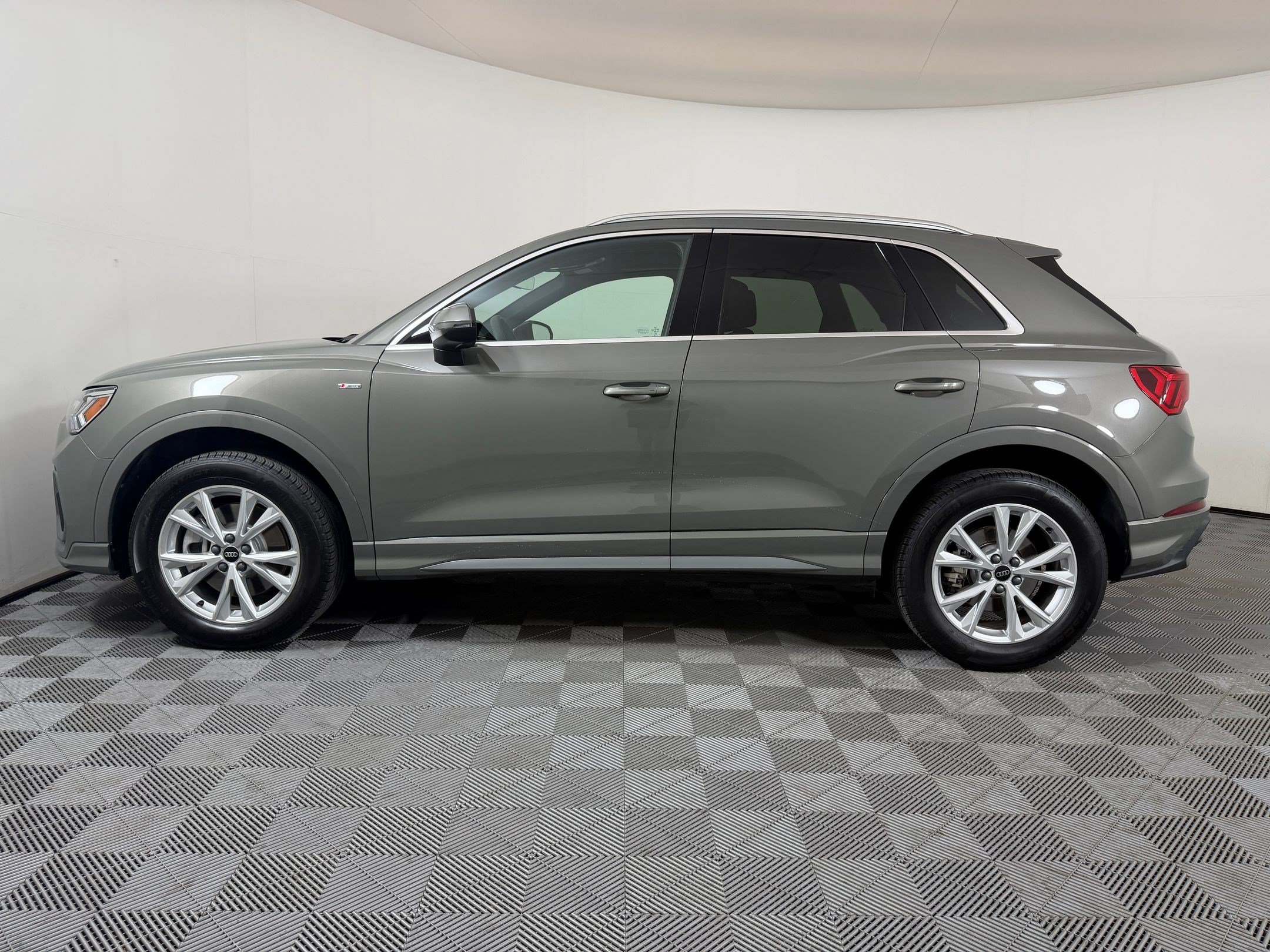 Certified 2025 Audi Q3 2.0T Premium w/ Convenience Package AWD/4WD image 2