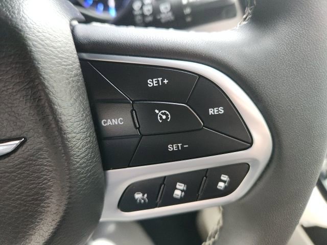 Used 2024 Chrysler Pacifica Touring-L FWD image 11