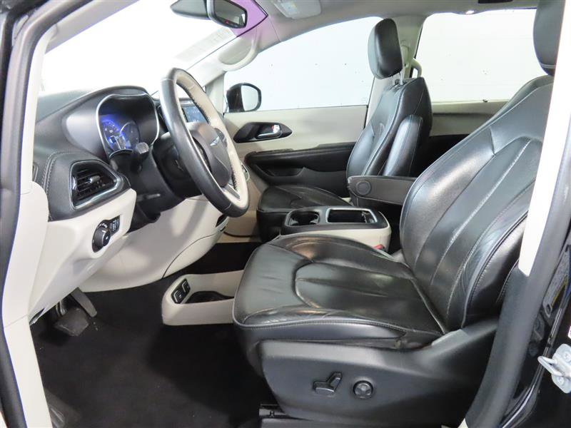 Used 2020 Chrysler Pacifica Limited FWD image 17