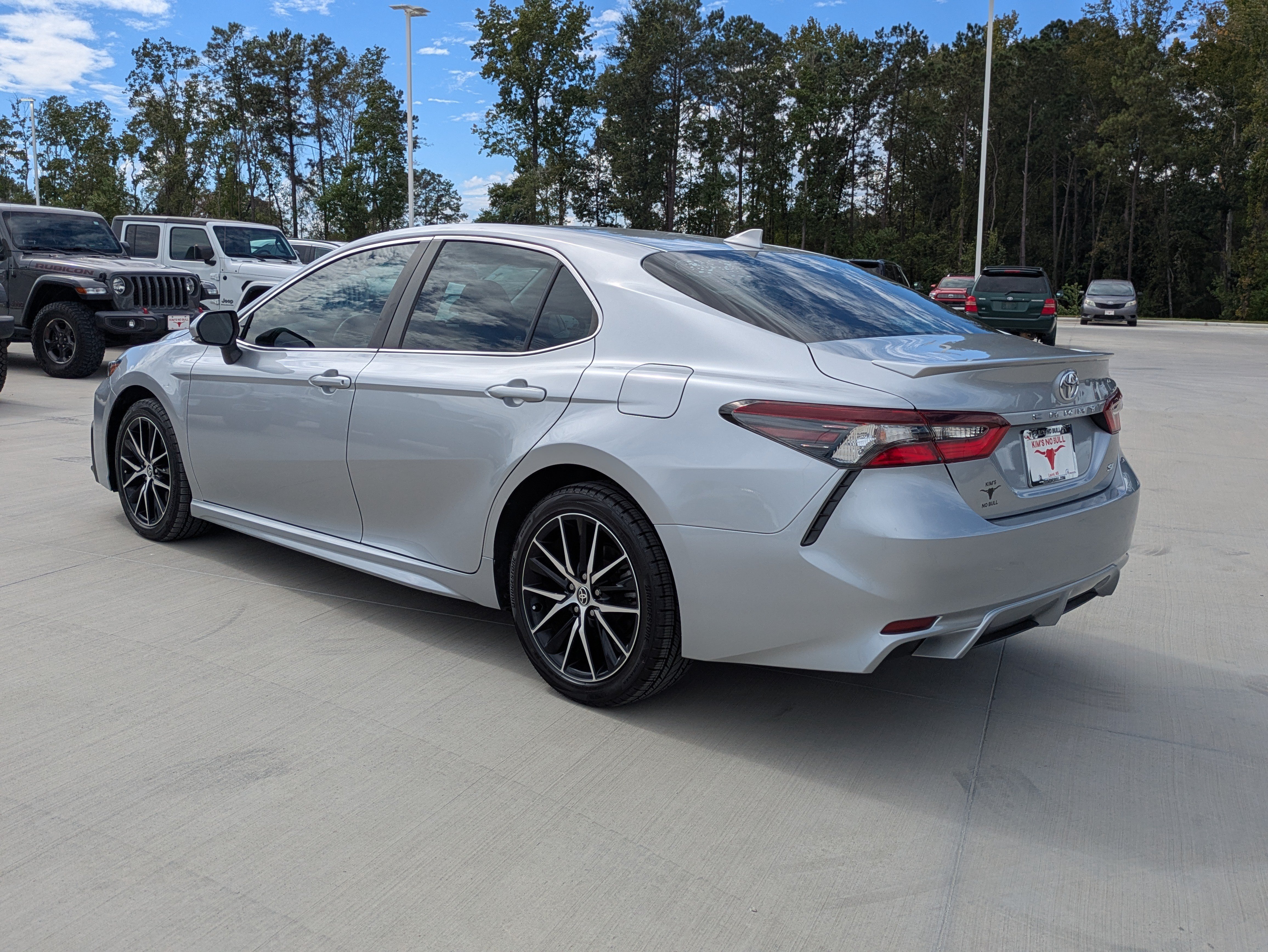 Used 2024 Toyota Camry SE FWD image 3