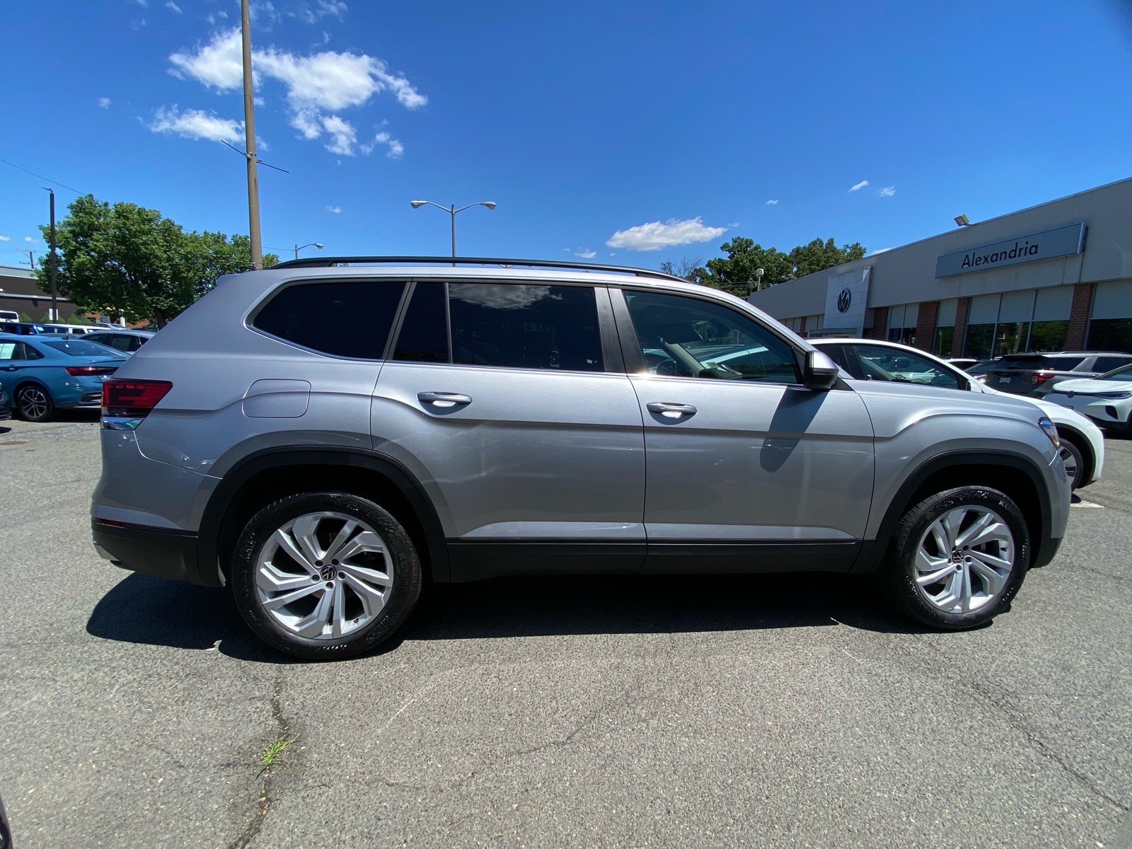 Certified 2023 Volkswagen Atlas SE w/ Panoramic Sunroof Package AWD/4WD image 2