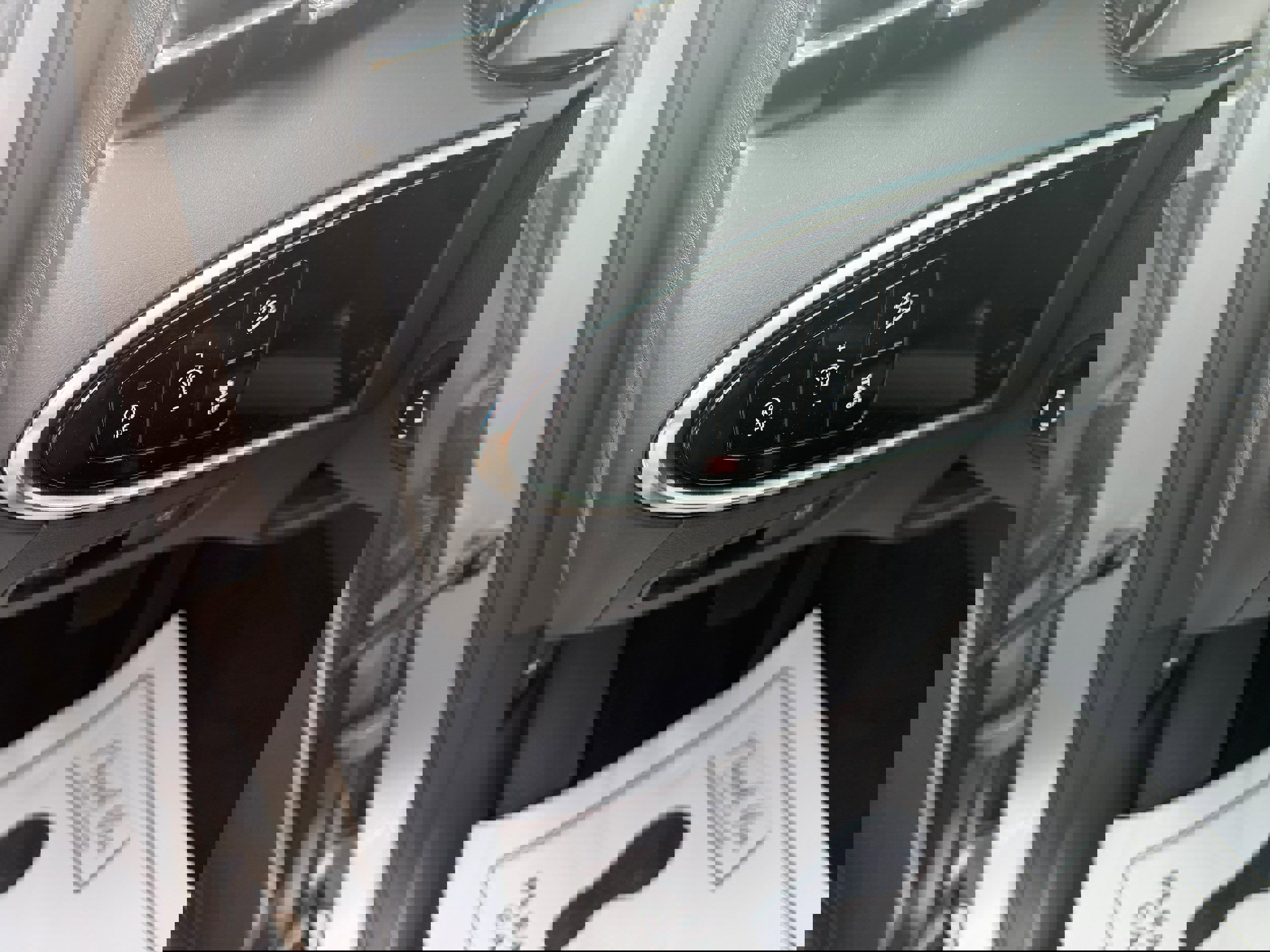 Used 2023 Genesis GV70 2.5T w/ Select Package image 9