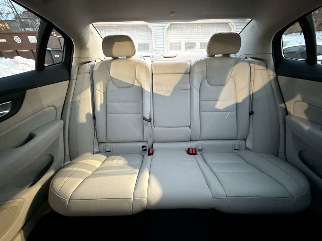 Used 2021 Volvo S60 T5 Momentum w/ Premium Package image 24