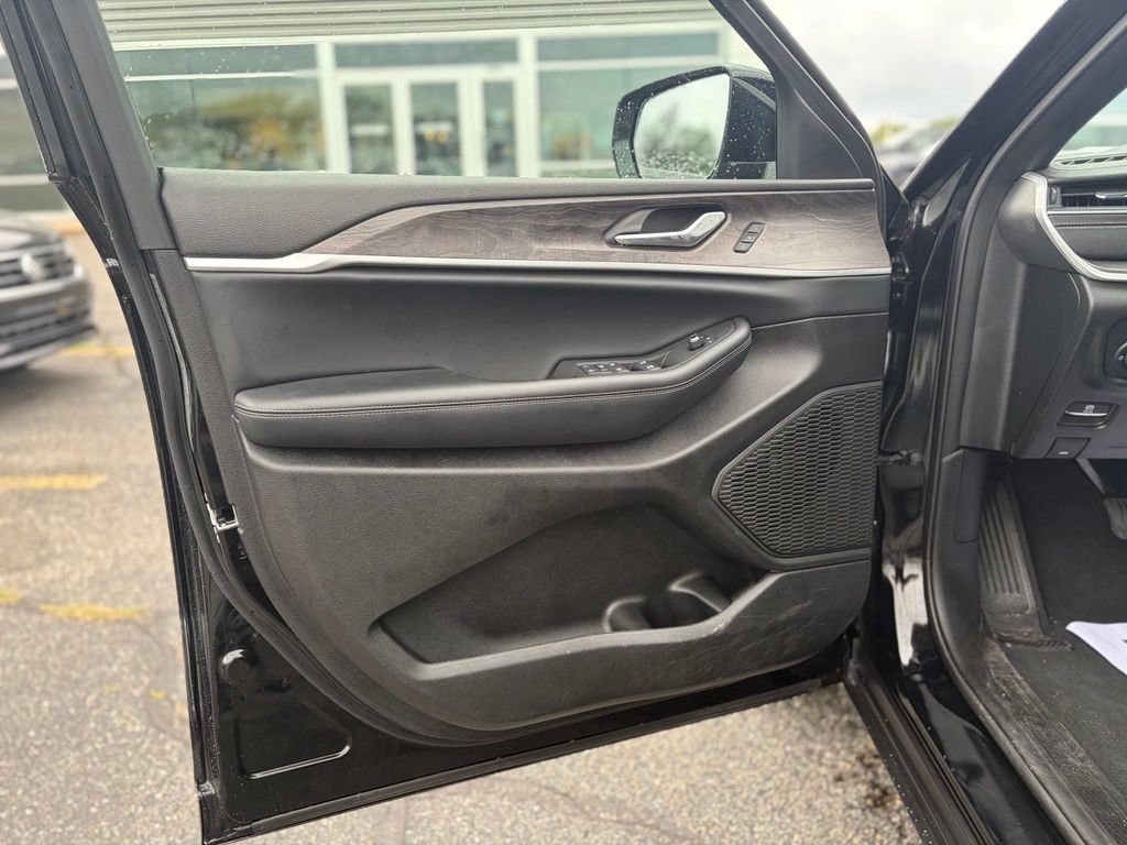 Used 2025 Jeep Grand Cherokee Limited AWD/4WD image 19