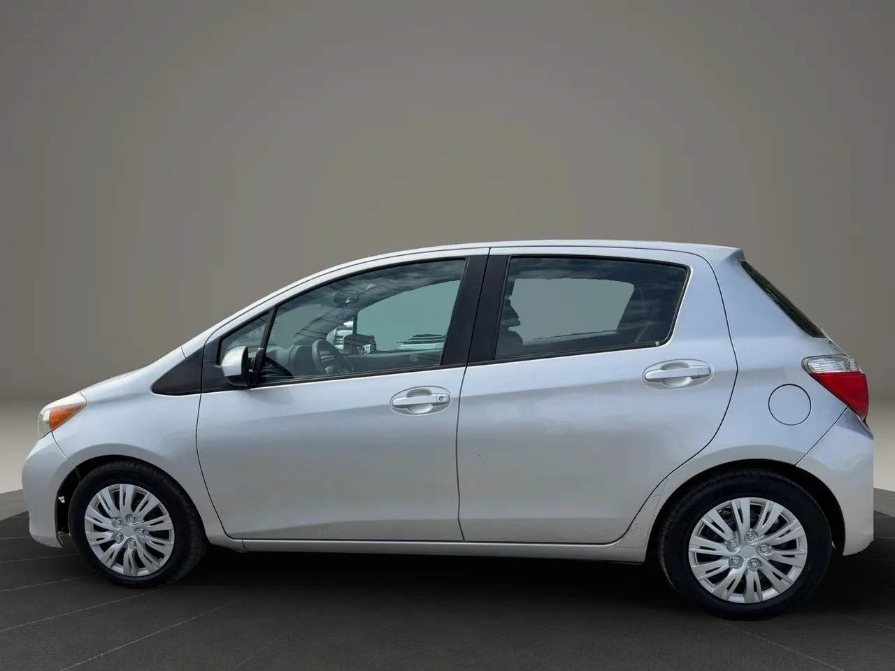 Used 2014 Toyota Yaris LE FWD image 7
